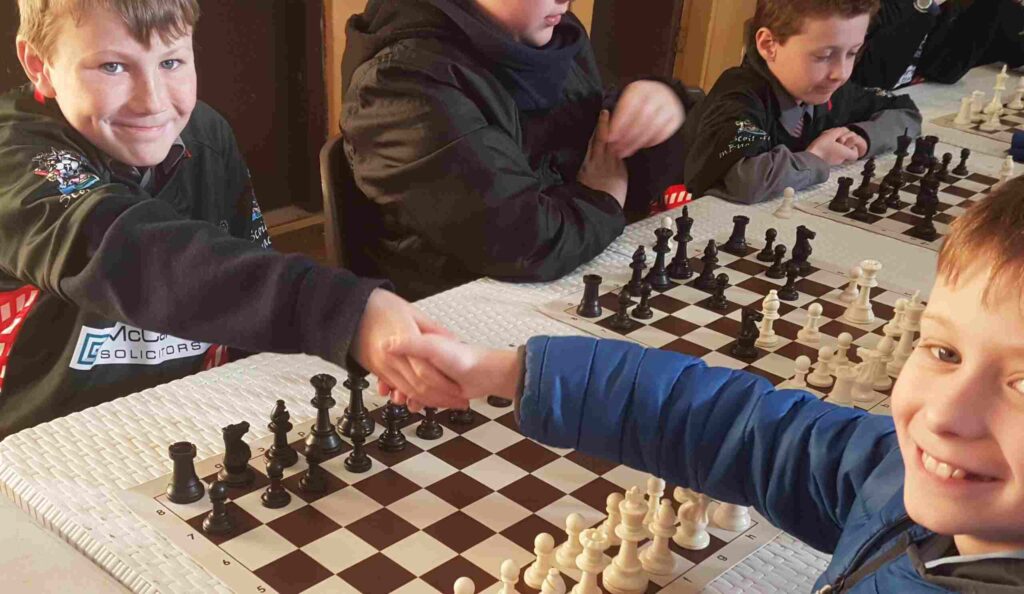 While chess is often considered an individual game, it also has significant social benefits. Playing chess with others—whether in a club, a classroom, or even online—gives children the chance to develop important social skills. Chess fosters a sense of community, teaches sportsmanship, and encourages respectful communication between players.