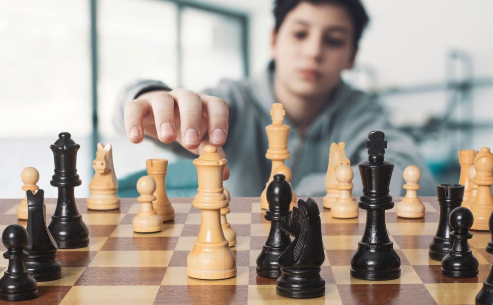 Chess doesn’t just improve cognitive function—it also has a direct impact on academic performance. By engaging both the logical and creative sides of the brain, chess helps students excel in a range of subjects, from math and science to reading and writing.