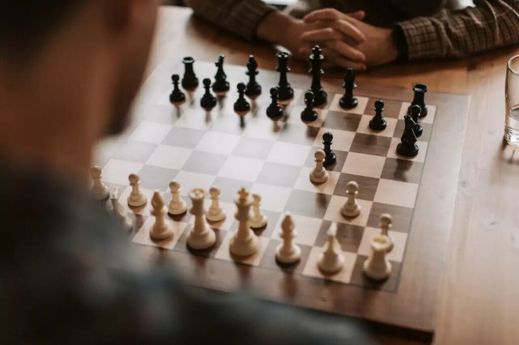 Explore how chess strengthens emotional resilience. Learn how playing chess can improve mental health and stress management in adults.