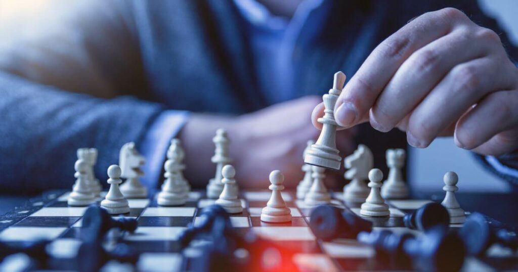 Learn how chess helps overcome cognitive biases. Discover strategies to improve objective thinking and decision-making through chess.