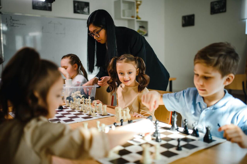 While chess is often seen as a solitary game, it also has a strong social component. Whether students are playing in a school chess club, competing in tournaments, or practicing online, chess fosters connections between players.