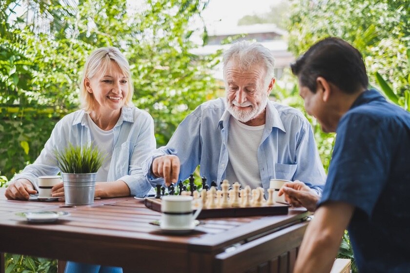 Chess is not only a tool for maintaining cognitive health but also an effective method for cognitive rehabilitation. For individuals recovering from cognitive impairments such as stroke or traumatic brain injury, chess can play a crucial role in the rehabilitation process. The game provides a structured yet flexible framework that helps patients rebuild cognitive functions like memory, attention, and problem-solving.