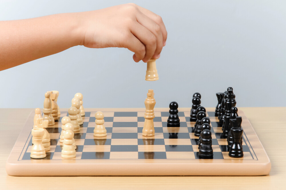 Although chess is a game based on rules and logic, creativity plays a huge role in the game. The best chess players are those who can think outside the box, develop unexpected strategies, and surprise their opponents with creative solutions.