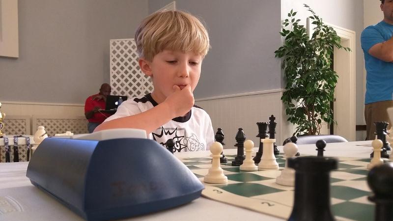 Before the tournament starts, it’s a good idea to get in the right mindset by playing a few light practice games. These games don’t have to be overly serious, but they help you get comfortable with making decisions and focusing on the board.