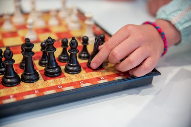 Check out North Carolina’s top 5 chess coaching academies. These statewide programs deliver expert lessons to help beginners and advanced players grow.