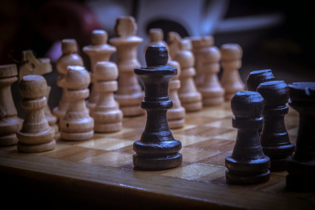 Structured Lessons That Actually Work
Many online academies, especially Global School of Chess, use a full curriculum. Your child knows exactly where they are and where they’re going. They learn in steps. They get homework. They get feedback. It’s not just fun—it’s focused fun. And it leads to real progress.