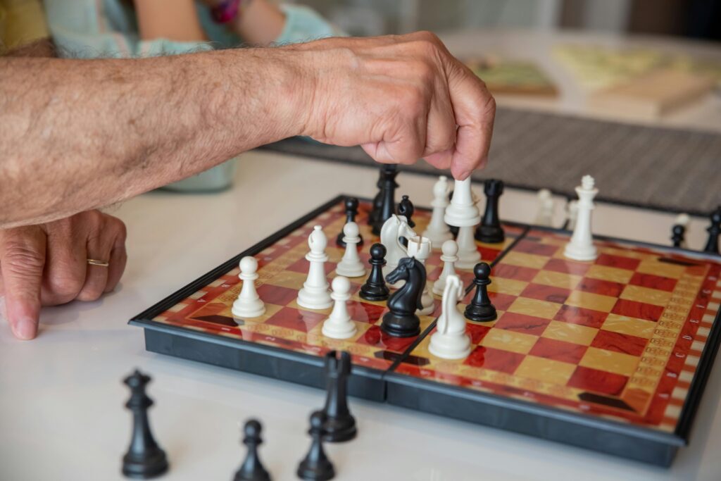 No structure. Imagine trying to learn math without knowing if you’ll study addition, subtraction, or fractions each week. That’s what it’s like in most offline chess setups. There’s no roadmap. No steady progress. Kids float through random lessons.