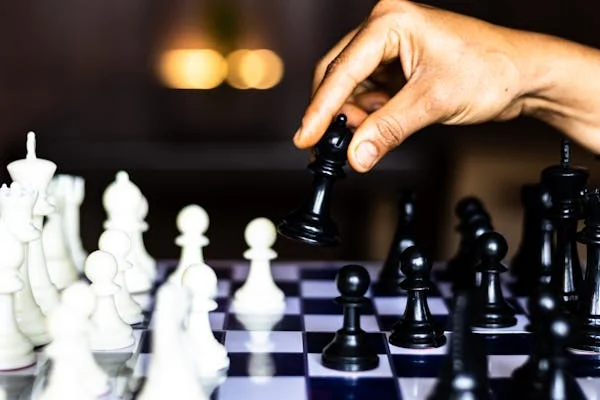 Getting to a chess class in Muscat may mean 30 to 45 minutes in traffic. That’s an hour gone—just for travel. Plus, if it’s on a school night, your child may be too tired to enjoy the lesson. Sometimes kids miss class due to weather, illness, or holidays—and there’s no recording or catch-up.