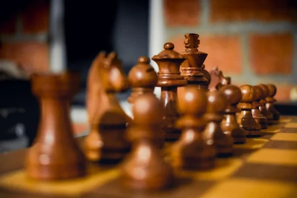 Offline chess training often lacks structure. Coaches may teach different things every class. Some students may be far ahead, others may be beginners—and that makes it hard for the coach to help everyone equally.