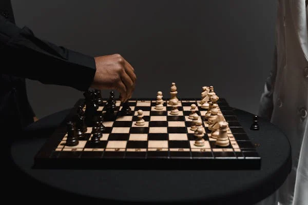 Global School of Chess isn’t just a place to learn a few tricks. It’s a real online school. With classes, teachers, levels, feedback, and a plan.