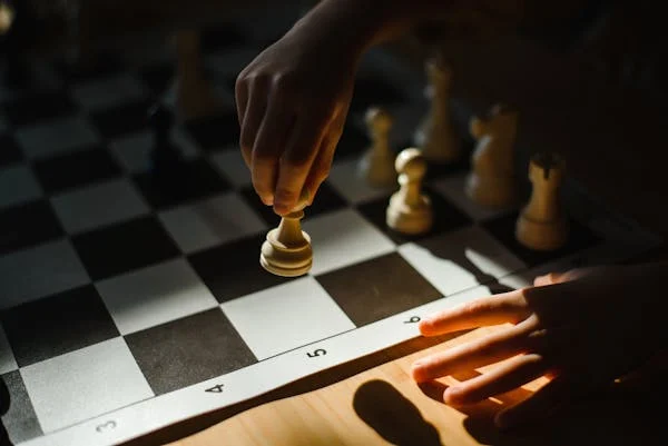 Then comes limited feedback. In a crowded class, the coach can only watch a few games. You may play an entire session without anyone noticing your mistakes. That means you repeat those mistakes again and again. And if your opponent isn’t stronger than you, you won’t learn anything new.