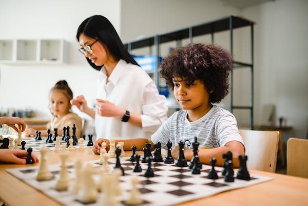 Let’s take a deeper look at why offline chess training doesn’t always help students grow the way they should. Especially for kids in Sur, Oman, where options are limited, these issues matter even more.