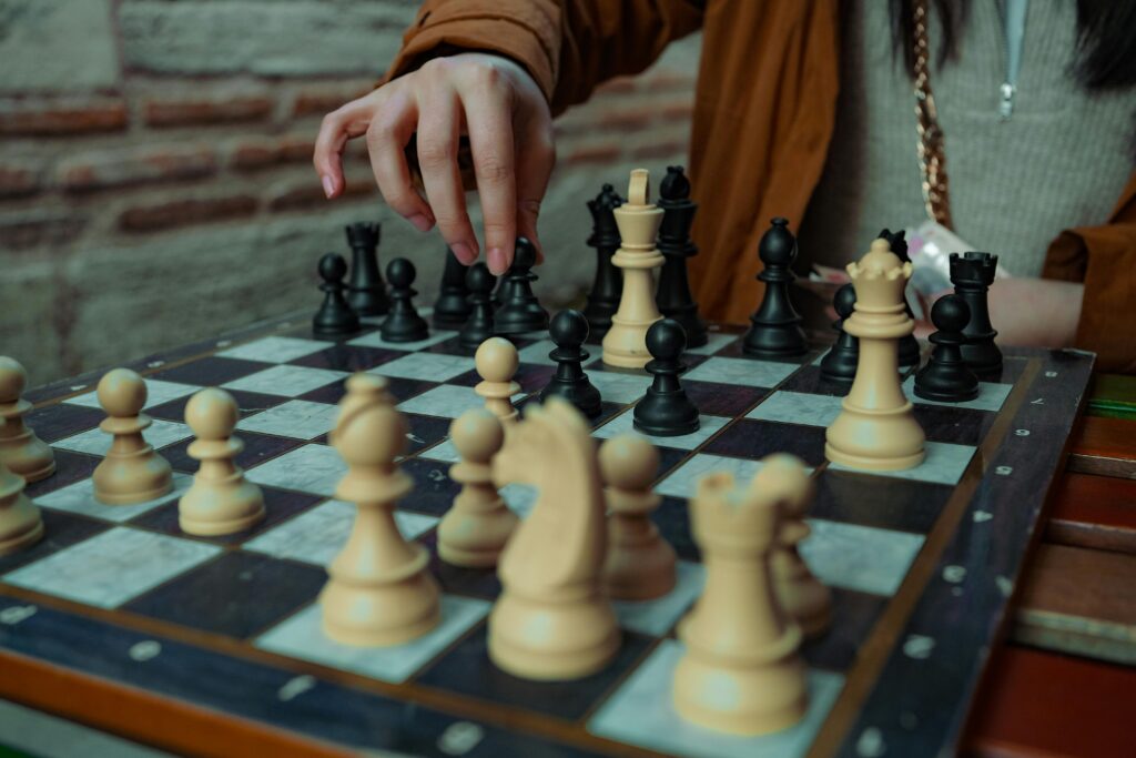 Also, in offline classes, kids are usually grouped by age, not by skill level. So you’ll find total beginners sitting with advanced players. That’s hard for everyone. Beginners feel left out. Advanced players get bored.