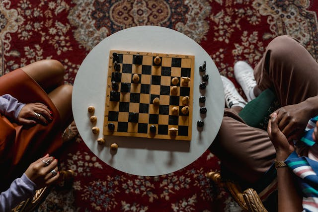 Offline chess training used to be the only option. Children would go to a center, sit in a group, listen to a coach, and play games.
